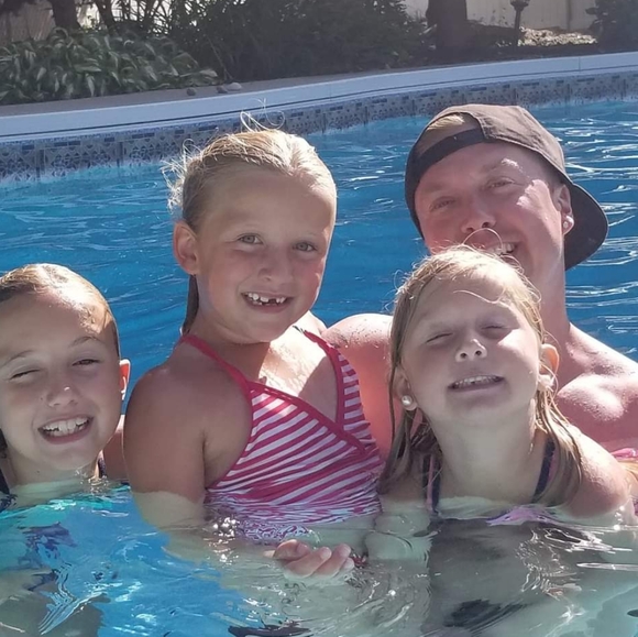 Meet your Posher, Dad with daughters - Picture 1 of 2